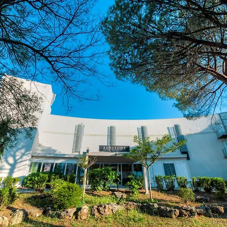 Aparthotel Zenitude Hôtel-résidences La Tour De Mare 3*